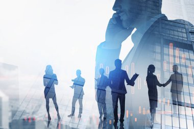 Bulanık şehirde genç iş adamının takımına iki kez maruz kalarak telefonda konuşmasının yan görüntüsü. Tonu ayarlanmış resim