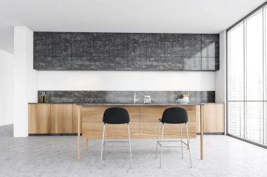 Siyah ve ahşap mutfak, iki siyah bar sandalyesi ve masası var. Gökdelenleri olan bir pencere. Lüks minimalist mutfak, mermer zemin 3D, insan yok.