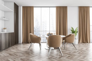 Ahşap ve bej rengi minimalist mutfak bej perdeli pencerenin yanında. Tabak ve dört sandalyeli yemek masası. Mutfak ocağı ve kapüşonlu, 3 boyutlu, kimseyi göstermiyor.