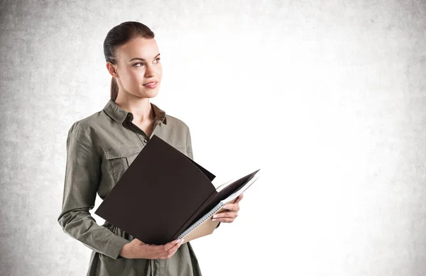 Retrato Una Joven Empresaria Europea Seria Con Una Carpeta Pie — Foto de Stock