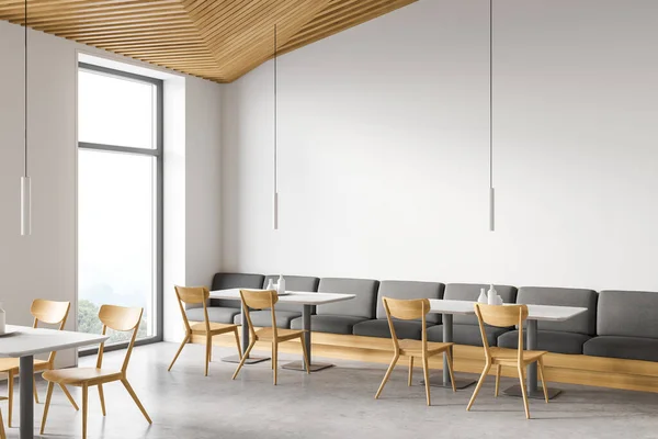 带白色墙壁 混凝土地板 方桌和长长的灰色沙发的阁楼咖啡厅角落 3D渲染 — 图库照片