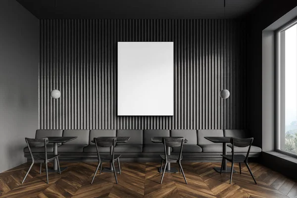 Interior Café Elegante Com Paredes Cinza Piso Madeira Mesas Quadradas — Fotografia de Stock
