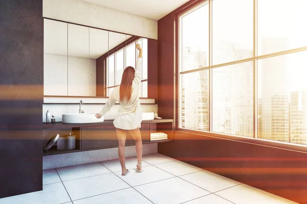 Νεαρή Γυναίκα Στέκεται Στο Μοντέρνο Μπάνιο Λευκό Και Γκρι Τοίχους — Φωτογραφία Αρχείου
