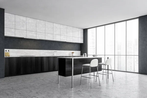 白色和灰色厨房 有两张黑色的酒吧椅子和桌子 侧视图 城市摩天大楼的窗户 豪华简约厨房 大理石地板3D渲染 没有人 — 图库照片