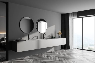 Gri duvarlı şık banyonun köşesi, koyu ahşap zemin ve yuvarlak aynalı çift lavabo. Bulanık dağ manzarası ve gri perdeler. 3d oluşturma