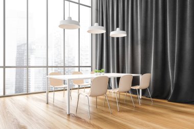 Siyah-beyaz yemek odası, beyaz masa, altı sandalye, beyaz lambalar ve siyah perdeler, yan görüş. Mobilyalı ve parke zeminli yemek odası, büyük pencere, 3 boyutlu, kimseyi göstermiyor.