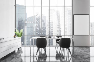 Yemek odasında, beyaz masalı, dört siyah sandalyeli, ahşap sandıklı, bitkisel çekmeceli bir çerçeve. Geniş pencereli mobilyaları olan yemek odası, 3 boyutlu, insan içermiyor