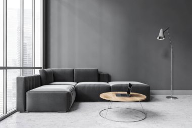 Büyük pencereli koyu renk oturma odası, siyah köşeli kanepe ve dizüstü bilgisayarlı ahşap sehpa. Mermer zemin ve lamba üzerinde kanepe, şehir manzaralı pencere, 3D görüntüleme