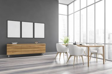 Gri yemek odasında, ahşap masa, dört sandalye, ahşap çekmece sandığı ve kenar manzaralı çerçeveler. Geniş pencereli mobilyaları olan yemek odası, 3 boyutlu, insan içermiyor