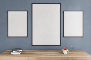 Üç model tuval, ahşap güvertenin üstünde, üzerinde kitaplar ve kokteyl bulunan mavi çerçeveler. Oturma odasındaki fotoğraflar için çerçeveler, 3 boyutlu görüntüler kimseyi göstermiyor