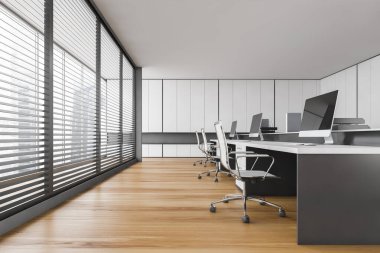 Beyaz sandalyeli ahşap ofis odası, beyaz masalı bilgisayarlar, modern minimalist ofis yöneticisi odası. Parke zemin, 3 boyutlu, kimseyi yansıtmıyor.