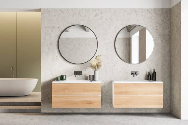 白と木製の壁 コンクリートの床 丸い鏡とバスタブ付きのダブルシンクを備えたスタイリッシュなバスルームのインテリア 3Dレンダリング — ストック写真