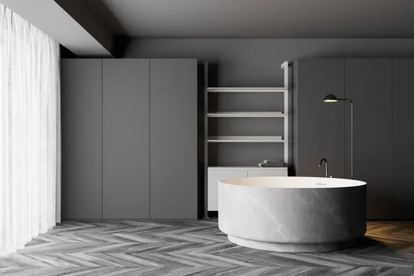 グレーの壁 暗い木製の床 丸い浴槽と白い棚とスタイリッシュなバスルームのインテリア カーテン付きの窓 3Dレンダリング — ストック写真