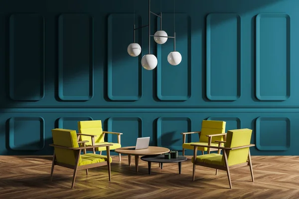 ブルーの壁 木製の床 明るい黄色のアームチェアとラウンドコーヒーテーブルとミニマリストのリビングルームやオフィスラウンジエリアのインテリア 3Dレンダリング — ストック写真
