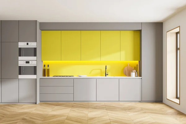 时尚厨房的内部 有灰色和黄色的墙壁 木制的地板和灰色和黄色的橱柜内置的器具 3D渲染 — 图库照片