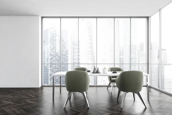 高層ビルの街の景色を望む窓の近くに 白いテーブルと4つの緑の椅子のダイニングルーム 暗い寄木細工の床の近代的な新しいキッチン 3Dレンダリングなしの人々 — ストック写真