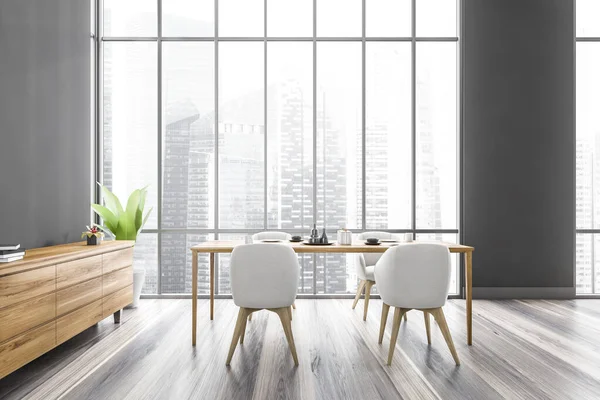 木製のテーブルと4つの椅子 植物と引き出しの木製の胸とグレーのダイニングルーム 大きな窓の近くに家具付きの食堂 3Dレンダリングなしの人々 — ストック写真