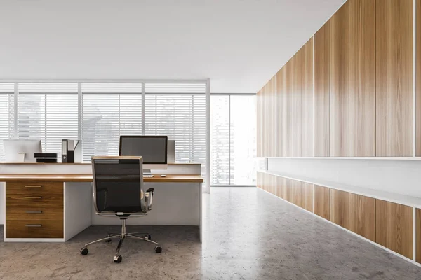 Salle Bureau Bois Avec Chaise Noire Ordinateur Sur Des Tables — Photo