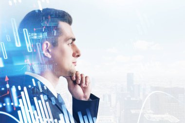 Bulanık şehirde grafiklere iki kez maruz kalmış genç bir finans analistinin yan görüntüsü. Ticaret kavramı. Tonu ayarlanmış resim