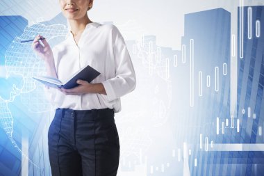 Bulanık şehirde, gezegen hologramları ve grafikleriyle birlikte tanınmayan genç bir iş kadını. Tonlanmış görüntü. Bu görüntünün elementleri NASA tarafından desteklenmektedir