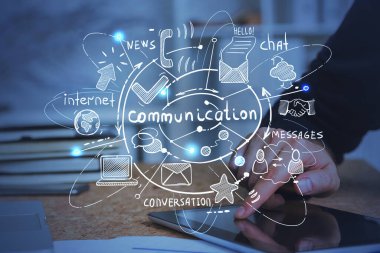 Bulanık ofiste akıllı telefonu tutan iş adamlarının resimlerini çek. Yaratıcı iletişim skecini iki kez göster. Tonu ayarlanmış resim