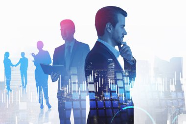 Bulanık gece şehrinde takımının yanında duran genç sakallı Avrupalı işadamının görüntüsü ve iki kat grafik. Tonu ayarlanmış resim