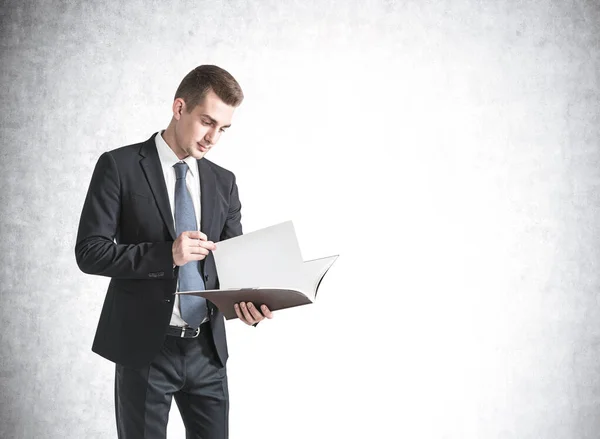 Retrato Joven Empresario Europeo Leyendo Documento Cerca Muro Hormigón Concepto —  Fotos de Stock