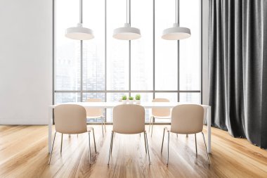 Siyah beyaz yemek odası, beyaz masa, altı sandalye, beyaz lambalar ve siyah perdeler. Mobilyalı ve parke zeminli yemek odası, büyük pencere, 3 boyutlu, kimseyi göstermiyor.