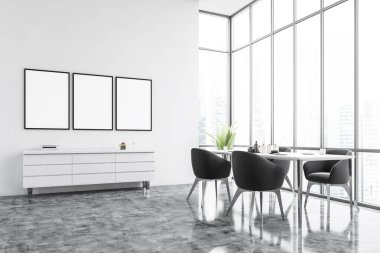 Beyaz yemek odasında, beyaz masalı, dört siyah sandalyeli, tahta çekmeceli, kenar manzaralı çerçeve. Geniş pencereli mobilyaları olan yemek odası, 3 boyutlu, insan içermiyor