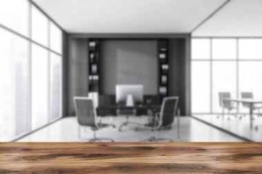 Ahşap masa önplanı gri ofis odasının bulanık arka planı koltukları, bilgisayar ve siyah raflı masa, mermer zemin. 3 Boyutlu İşlem Yok