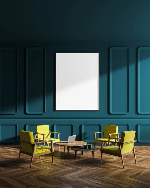 ブルーの壁 木製の床 明るい黄色のアームチェアとラウンドコーヒーテーブルとミニマリストのリビングルームやオフィスラウンジエリアのインテリア 縦型のモックアップポスター 3Dレンダリング — ストック写真