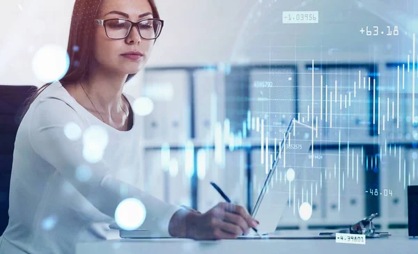 Joven Empresaria Gafas Trabajando Oficina Borrosa Con Doble Exposición Gráficos — Foto de Stock