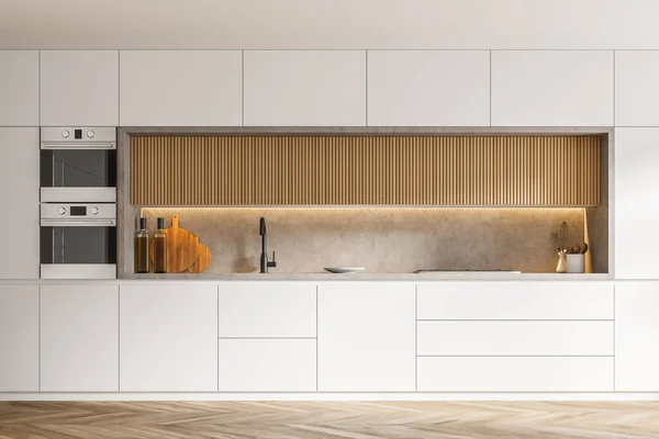 Holz Und Weiße Schränke Stehen Der Stilvollen Küche Mit Weißen — Stockfoto
