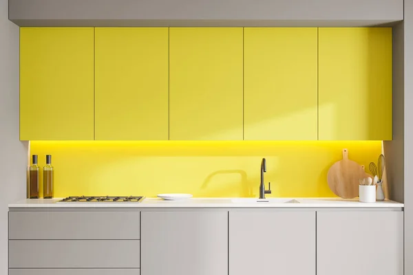 Interior Cozinha Elegante Com Paredes Cinza Amarelo Armários Cinza Amarelo — Fotografia de Stock