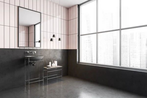 Bagno Bianco Nero Con Lavabo Specchio Bottiglie Sul Tavolo Vicino — Foto Stock