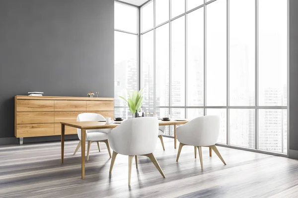 木製のテーブルと4つの椅子 引き出しの木製の胸 サイドビューとグレーのダイニングルーム 大きな窓の近くに家具付きの食堂 3Dレンダリングなしの人々 — ストック写真