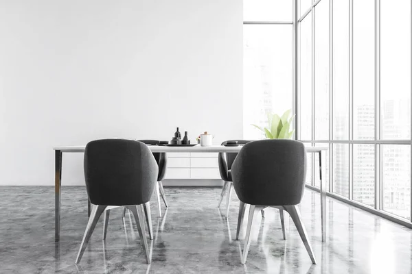 Comedor Blanco Negro Con Mesa Madera Blanca Cuatro Sillas Negras —  Fotos de Stock