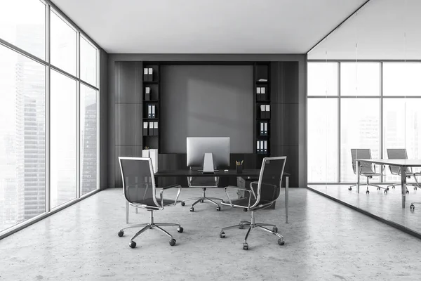 Graues Bürozimmer Mit Sesseln Tisch Mit Computer Und Schwarzem Regal — Stockfoto