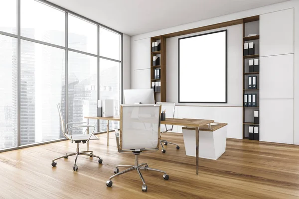 Leinwandattrappe Weißem Holzlichtbüro Mit Stühlen Tisch Mit Computer Und Regal — Stockfoto