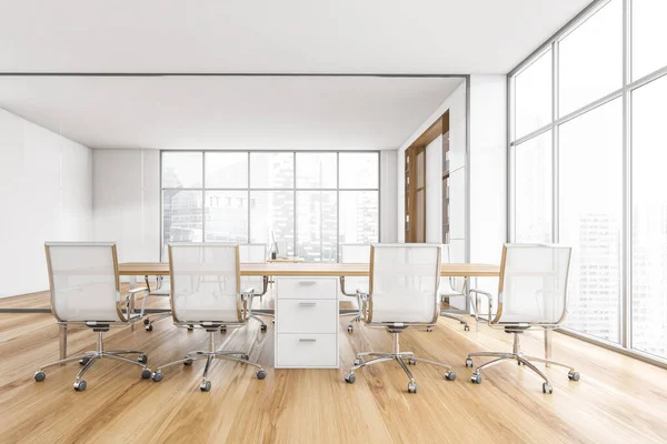 Weiße Und Hölzerne Konferenzräume Mit Weißen Sesseln Weißem Tisch Und — Stockfoto