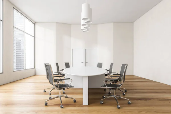 Sala Conferências Branca Madeira Com Poltronas Pretas Mesa Branca Janelas — Fotografia de Stock