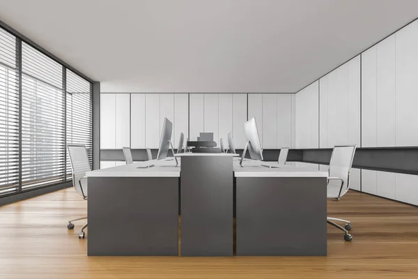 Salle Bureau Bois Avec Chaises Blanches Ordinateurs Sur Des Tables — Photo