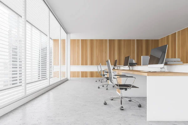 Holzbüro Mit Schwarzen Stühlen Computer Auf Holztischen Fenster Moderner Minimalistischer — Stockfoto