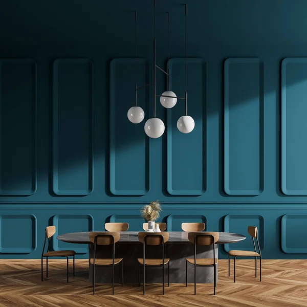 Interieur Van Minimalistische Eetkamer Met Blauwe Muren Houten Vloer Lange — Stockfoto