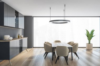 Klozetli, bulaşıklı gri oturma odası, pencerenin yanında bej sandalyeli masa ve bitki, yan manzara, parke zemin. Açık uzay yemek odası 3D, kimseyi görüntülemez.