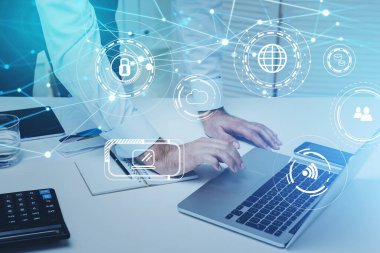 İş adamlarının iş yerindeki iş belgeleriyle sosyal medya diyagramı olan bir dizüstü bilgisayarla grafik çizelgesiyle çalışırken çift pozlama