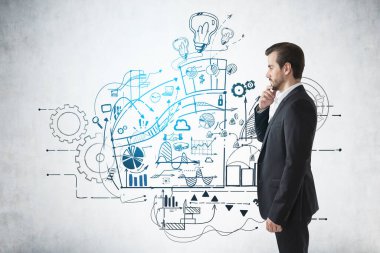 Üzerinde yaratıcı iş çizimi olan beton duvarın yanında duran düşünceli genç iş adamının yan görüntüsü. Tonu ayarlanmış resim