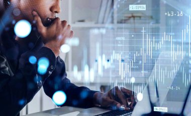 Bulanık ofiste, mali tablolara iki kez maruz kalmış, ciddi Afro-Amerikan iş adamının yan görüntüsü. Tonu ayarlanmış resim