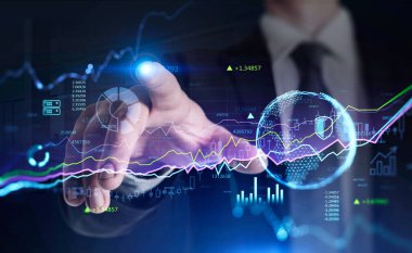 Gezegen hologramı ve grafikleriyle finansal arayüzle çalışan genç iş adamının eli. Tonu ayarlanmış resim