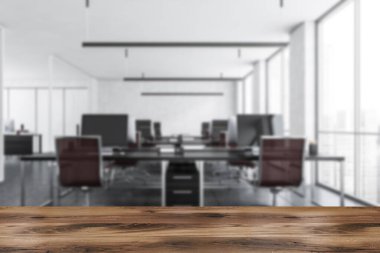 Ahşap masa önplanı ve bulanık arka plan ofis odası. Pencerelerin yanındaki masalarda koltuklar ve bilgisayarlar var. 3 Boyutlu İşlem Yok